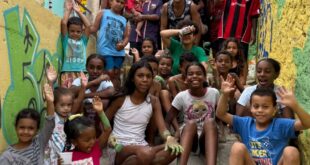 Moradores da Vila São Vicente, em BH, colorem muros para a Copa do Mundo 2026