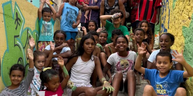 Moradores da Vila São Vicente, em BH, colorem muros para a Copa do Mundo 2026