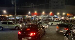 Doos de bares na Rua Alberto Cintra receberam orientações de fiscais da PBH sobre o descarte correto do lixo