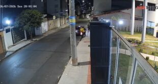 motociclista invade calçada em rua do Sagrada Família, em BH, para tentar furtar duas adolescentes