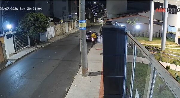 motociclista invade calçada em rua do Sagrada Família, em BH, para tentar furtar duas adolescentes