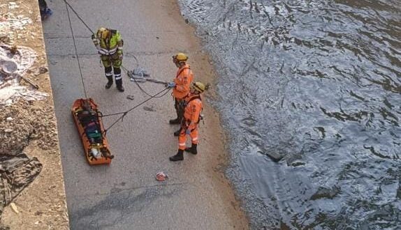 Homem cai no canal do Arrudas, no Horto, e é resgatado pelo Corpo de Bombeiros