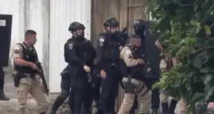 Equipes do 16º BPM e do BOPE cercam casa na Região Nordeste após homem invadir a casa da ex