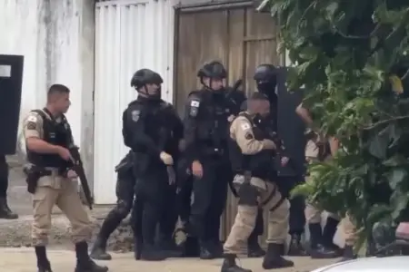 Equipes do 16º BPM e do BOPE cercam casa na Região Nordeste após homem invadir a casa da ex